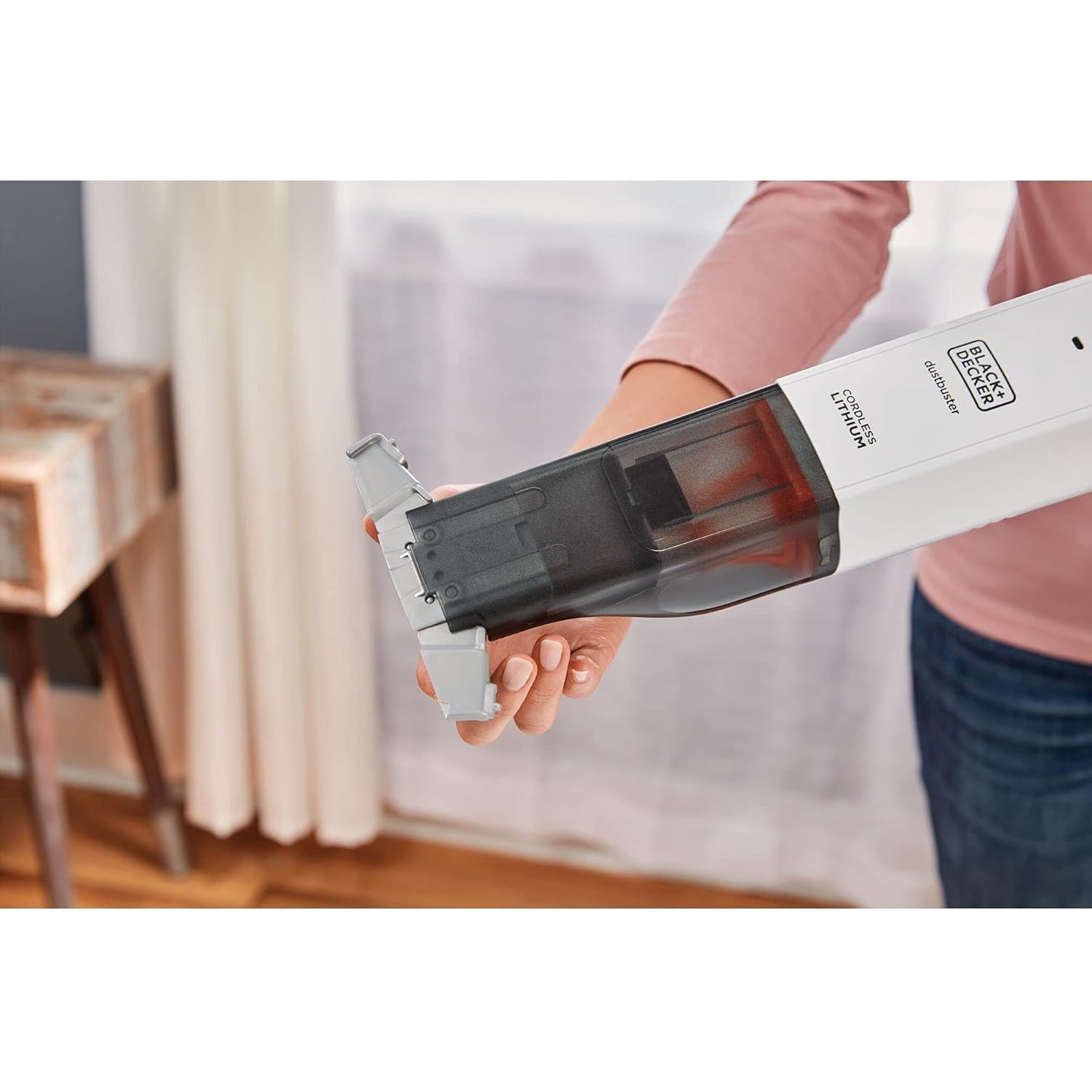 Aspirator de mana BLACK+DECKER HLVC315B11, 12 V, 0.2 L, autonomie 11 minute, alb-negru