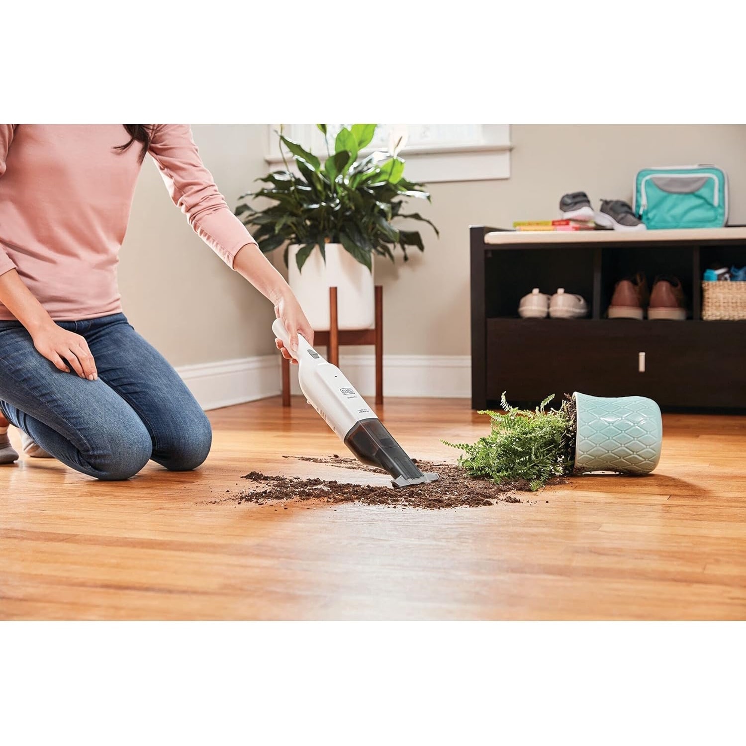 Aspirator de mana BLACK+DECKER HLVC315B11, 12 V, 0.2 L, autonomie 11 minute, alb-negru