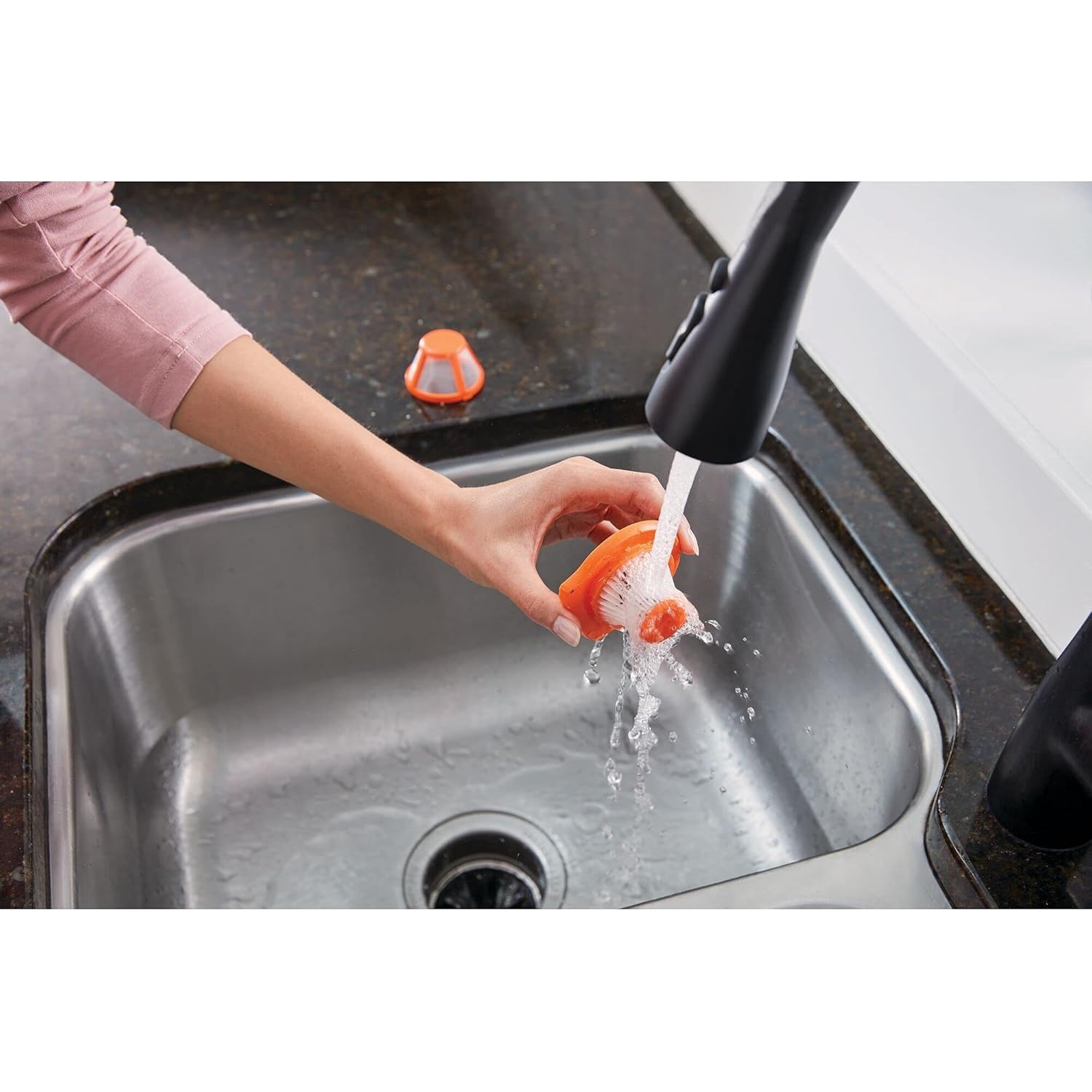 Aspirator de mana BLACK+DECKER HLVC315B11, 12 V, 0.2 L, autonomie 11 minute, alb-negru