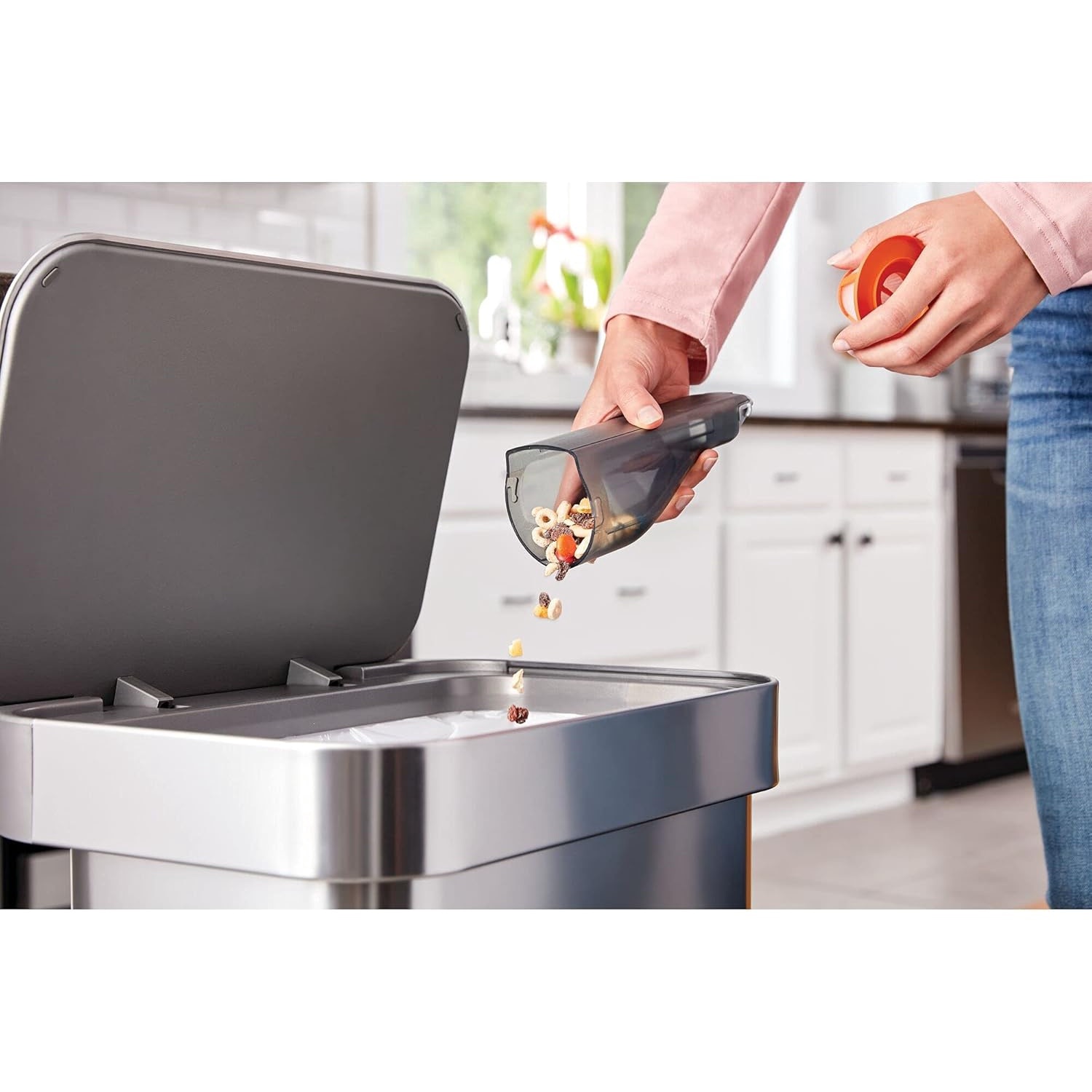 Aspirator de mana BLACK+DECKER HLVC315B11, 12 V, 0.2 L, autonomie 11 minute, alb-negru