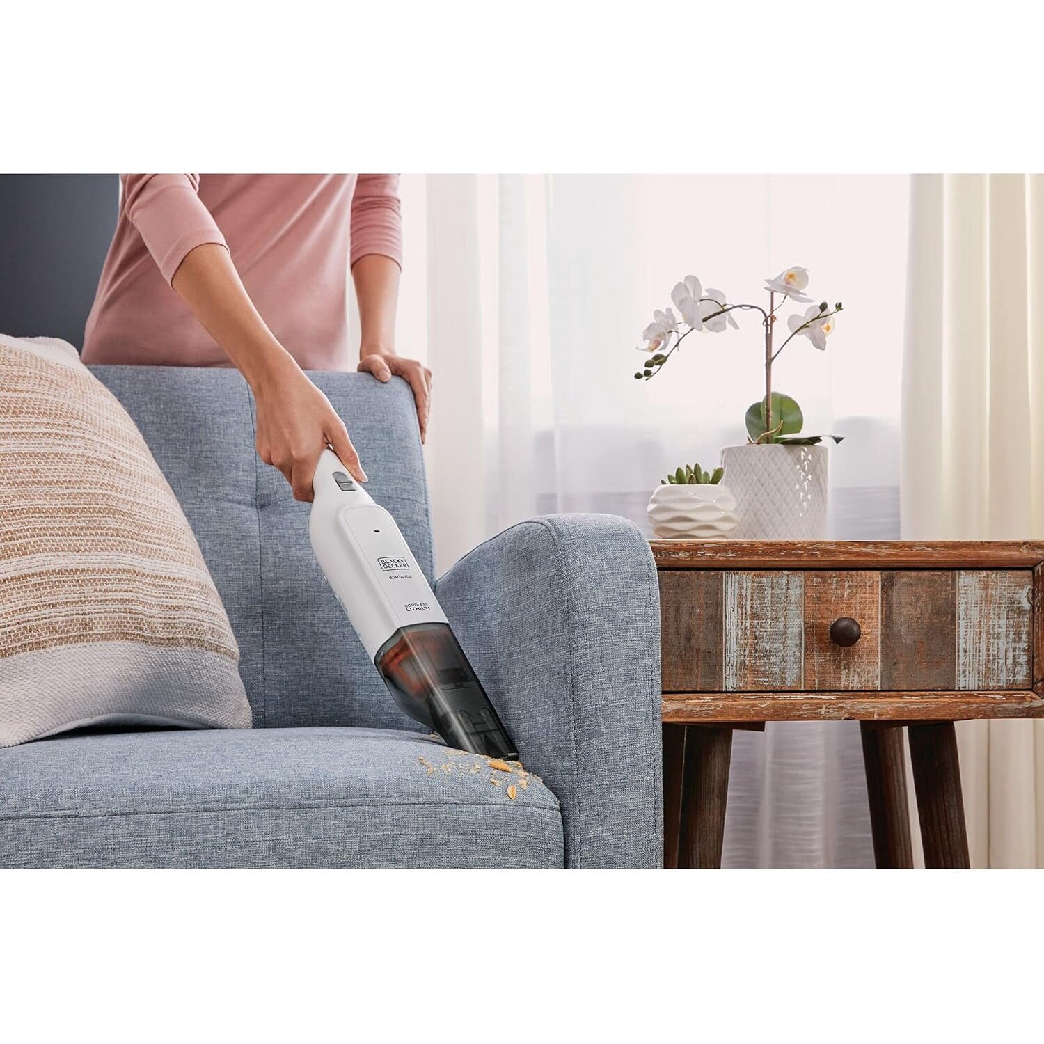 Aspirator de mana BLACK+DECKER HLVC315B11, 12 V, 0.2 L, autonomie 11 minute, alb-negru