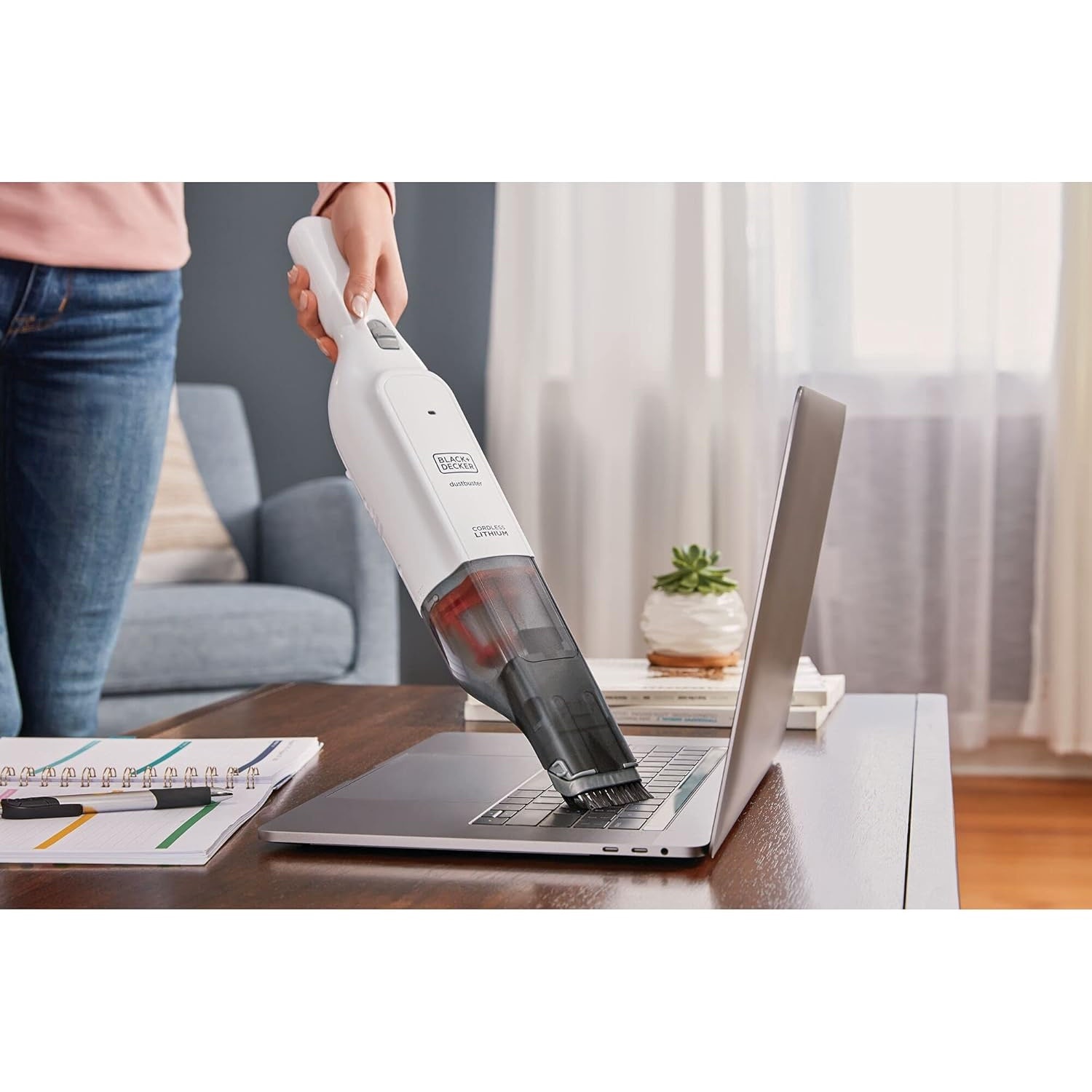 Aspirator de mana BLACK+DECKER HLVC315B11, 12 V, 0.2 L, autonomie 11 minute, alb-negru