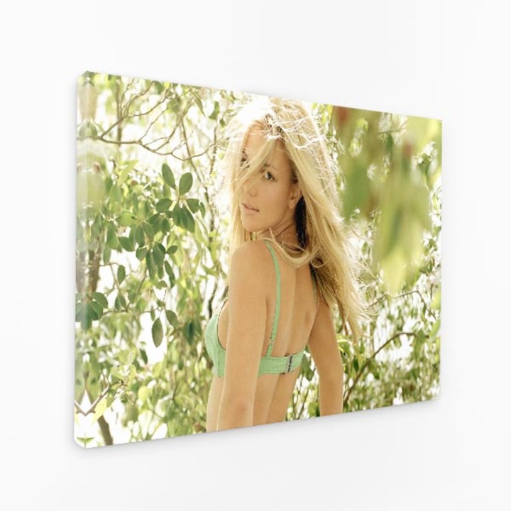 Картина на платно - русокоса жена в зелен сутиен и зелени бикини, която се върти в гората - 120x80 cm