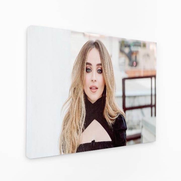 Комплект от три отпечатъка върху платно - руса коса, облечена в черен топ и обеци, гледаща към камерата - 150x100 cm