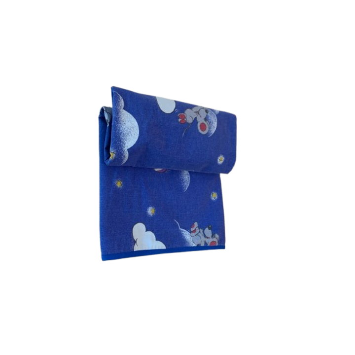 Kék szőnyeg cicákkal