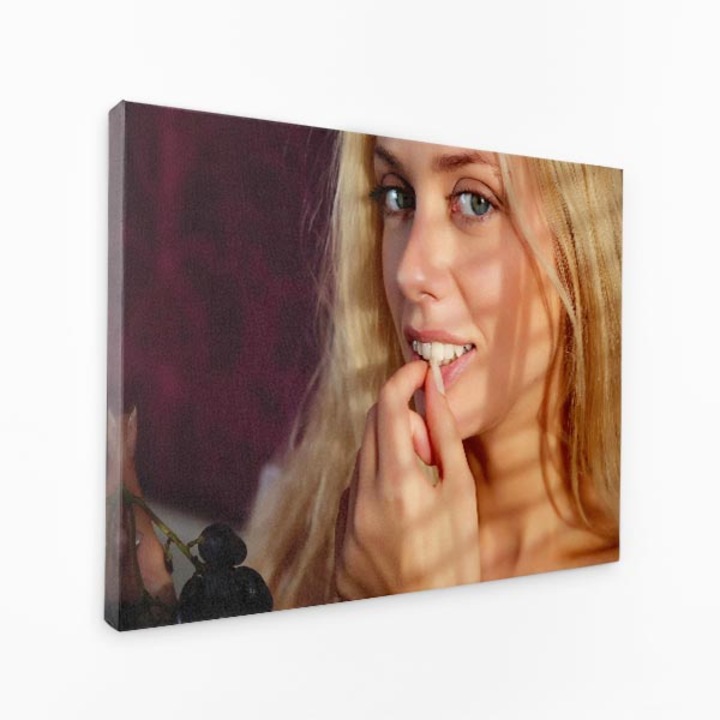 Комплект от три разпечатки върху платно - руса жена, мислеща, гризащи нокти, замислени мисли - 150x100 cm