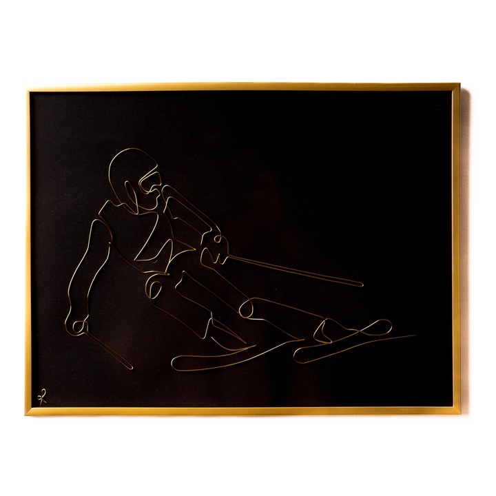 Tablou din sarma Schior, realizat din fir continuu de sarma emailata si lacuita aurie de 1 mm, rama aurie, dimensiune 30x40 cm, fundal negru marmorat