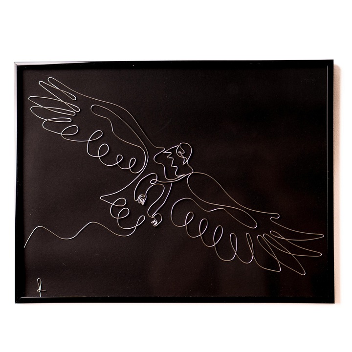 Tablou din sarma Vultur, realizat din fir continuu de sarma emailata si lacuita argintie de 1 mm, rama neagra, dimensiune 30x40 cm, fundal negru marmorat