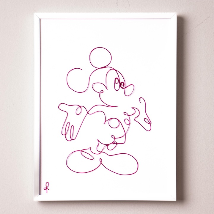Tablou din sarma Mickey Mouse, realizat din fir continuu de sarma emailata si lacuita violet de 1 mm, rama alba, dimensiune 20x30 cm, fundal alb marmorat