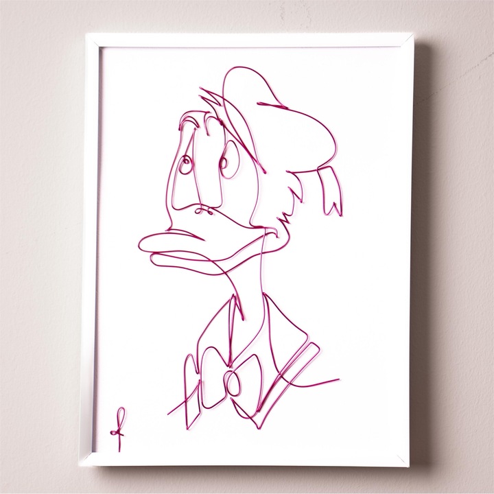 Tablou din sarma Donald, realizat din fir continuu de sarma emailata si lacuita violet de 1 mm, rama alba, dimensiune 20x30 cm, fundal alb marmorat