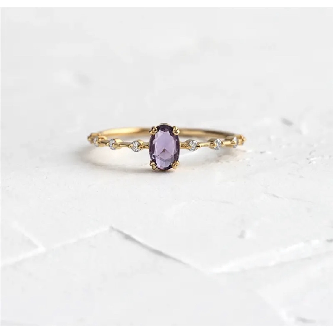 Inel din argint aurit 925 aurit cu piatra ovala din ziconiu violet cu pietre mici clare