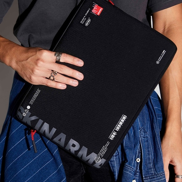 Etui laptop Skinarma Fardel, 14", impermeabil, negru, dimensiuni 31,26x22,12x1,55cm