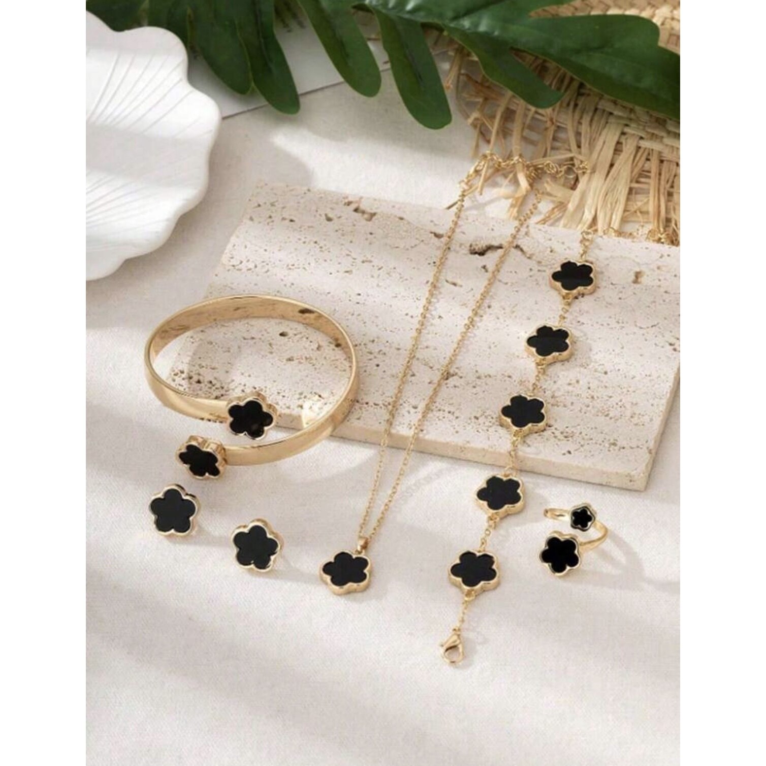 Set Colier elegant cu pandantiv trifoi, bratari, inel si cercei, auriu