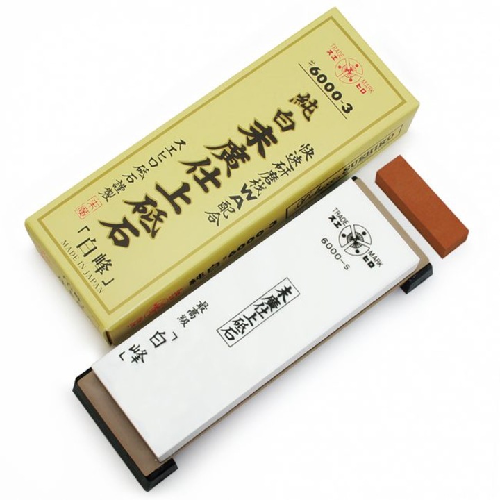 Piatra japoneza de apa 6000 pentru ascutirea metalelor foarte dure, cu baza si piatra Nagura pentru curatarea suprafetei, Suehiro