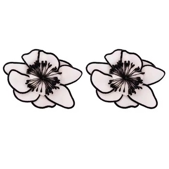 Cercei bej, forma de floare supradimensionata, Ottilie C12 Cercei bej, forma de floare supradimensionata, Ottilie C12