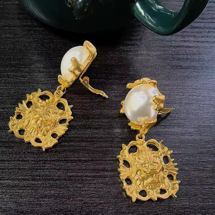 Cercei aurii, cu clips, cu perle si cap de leu, Law C3