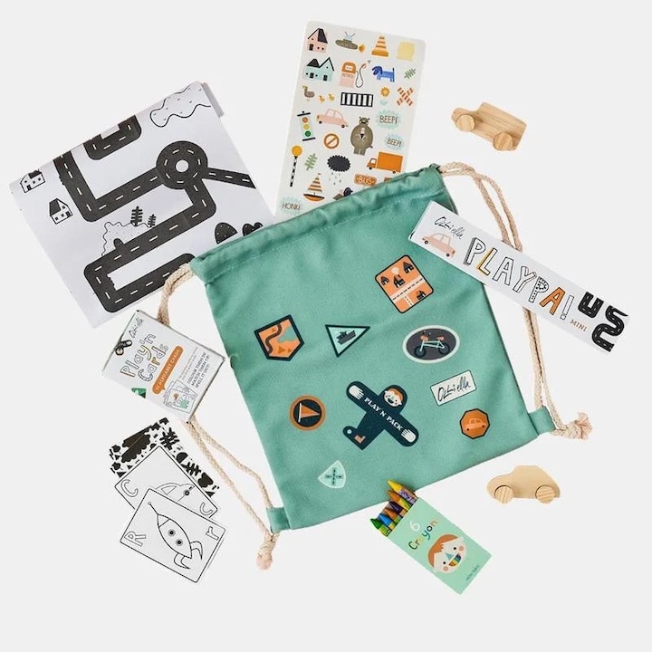 Play'n Pack - város – Olli Ella zöld - hátizsák képzeletfejlesztő játékokkal, színező tekercs (2 m), 103 matrica, 6 db színes ceruza csomag, 2 db fa játékautó, 52 db ábécé kártya