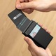 AdroitGoods Сив държач за карти - Поставка за кредитна карта - Разтегателен алуминиев поставка за карти - Портфейл - Мъже - Жени