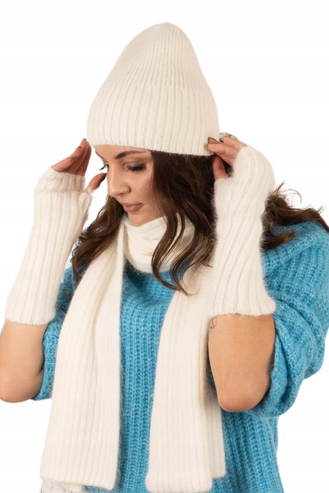 Set caciula, esarfa si manusi pentru dama, Majka, 60% angora, culoare mlecat, dimensiuni caciula 20x22,5cm, esarfa 24x180cm, manusi 28cm