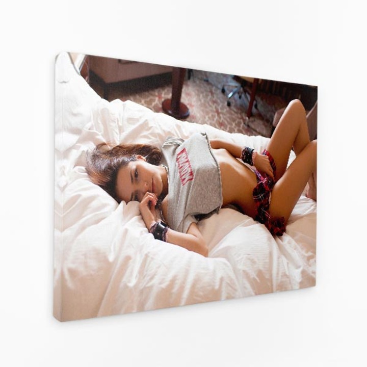 Картина на платно - Легнете на леглото по бельо и бельо - 120x80 см