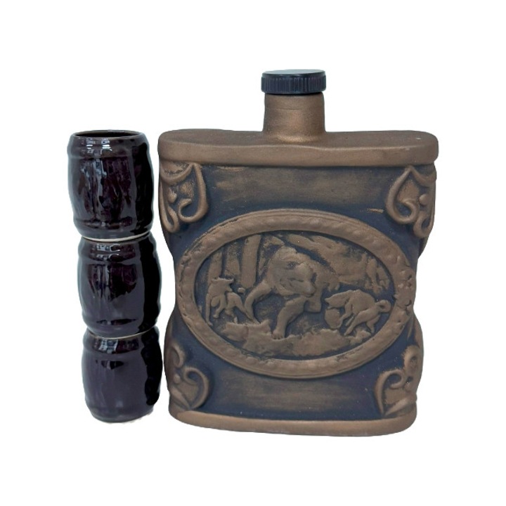 Kerámia italkészlet, Vintage vadászati témájú üveggel 700 ml és 3 pohárral 100 ml, barna, bársonyos