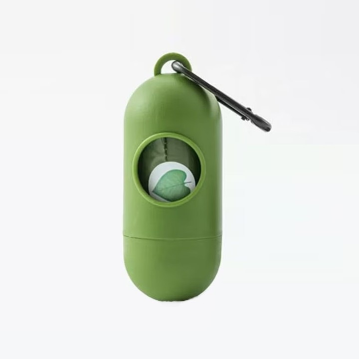 Dispenser Portabil in Forma de Capsula + 1 Rola 15 cu Pungi Biodegradabile, SUPER TRENDS® pentru Pisici, Caini si Animale de Companie, Kit pentru Igiena Animalelor, Pungi Oxo-Biodegradabile, 23x33 cm, Verde Moss