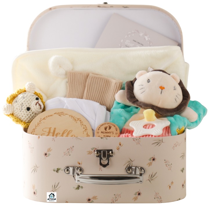 Set cadou unisex ATOM DEALS®️, pentru nou-nascuti, prosop crem forma ursulet somnoros, sosete cu mesaj, paturica de siguranta pentru bebelusi cu design de leu, body "Adventure Awaits", accesorii sigure, cadou Baby Shower unic, materiale premium