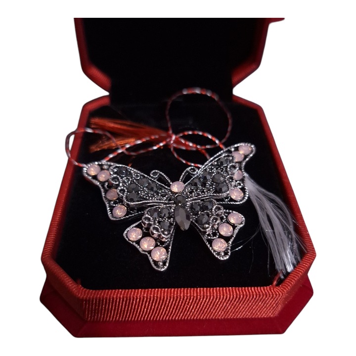 Martisor bross típusú nagy pillangós csipke 3D, rózsaszín, piros bársony dobozban 7*10cm masnival