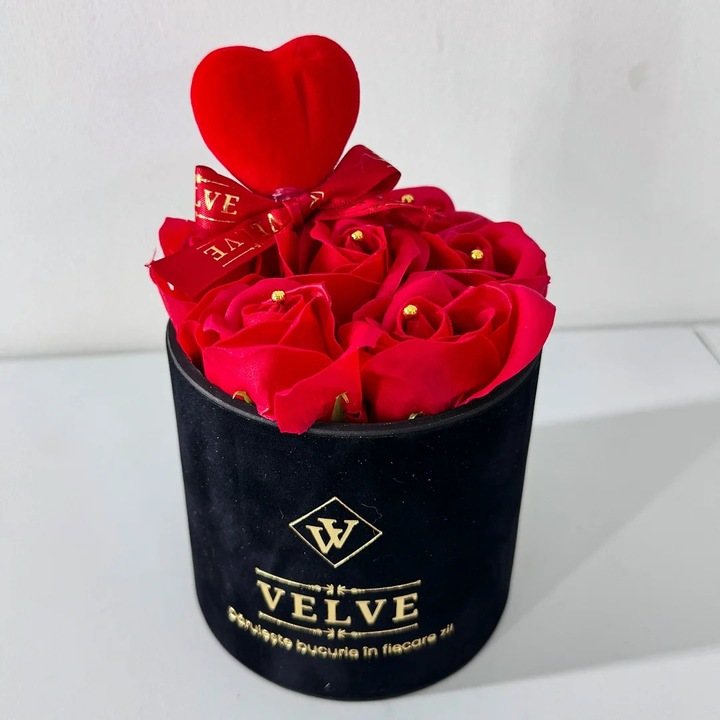 Aranjament floral Valentine, in cutie rotunda neagra cu 7 trandafiri de sapun si inima decorativa, Rosu, Velve