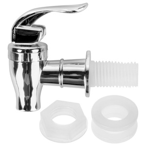 Kancsók és borospalackok