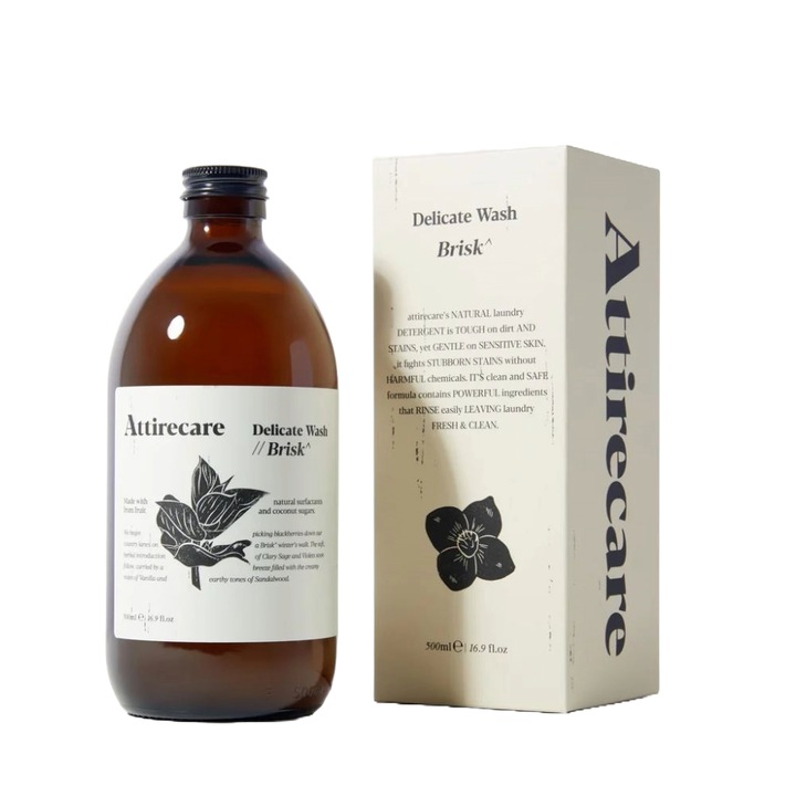 Attirecare univerzális natúr mosószer, Delicate Wash Brisk, hatékonyan eltávolítja a foltokat, szeder, vanília és ibolya illat, bőrbarát formula, biológiailag lebomló, nem irritáló, kényes a ruhájával, kézi/automatikus mosás, 500 ml