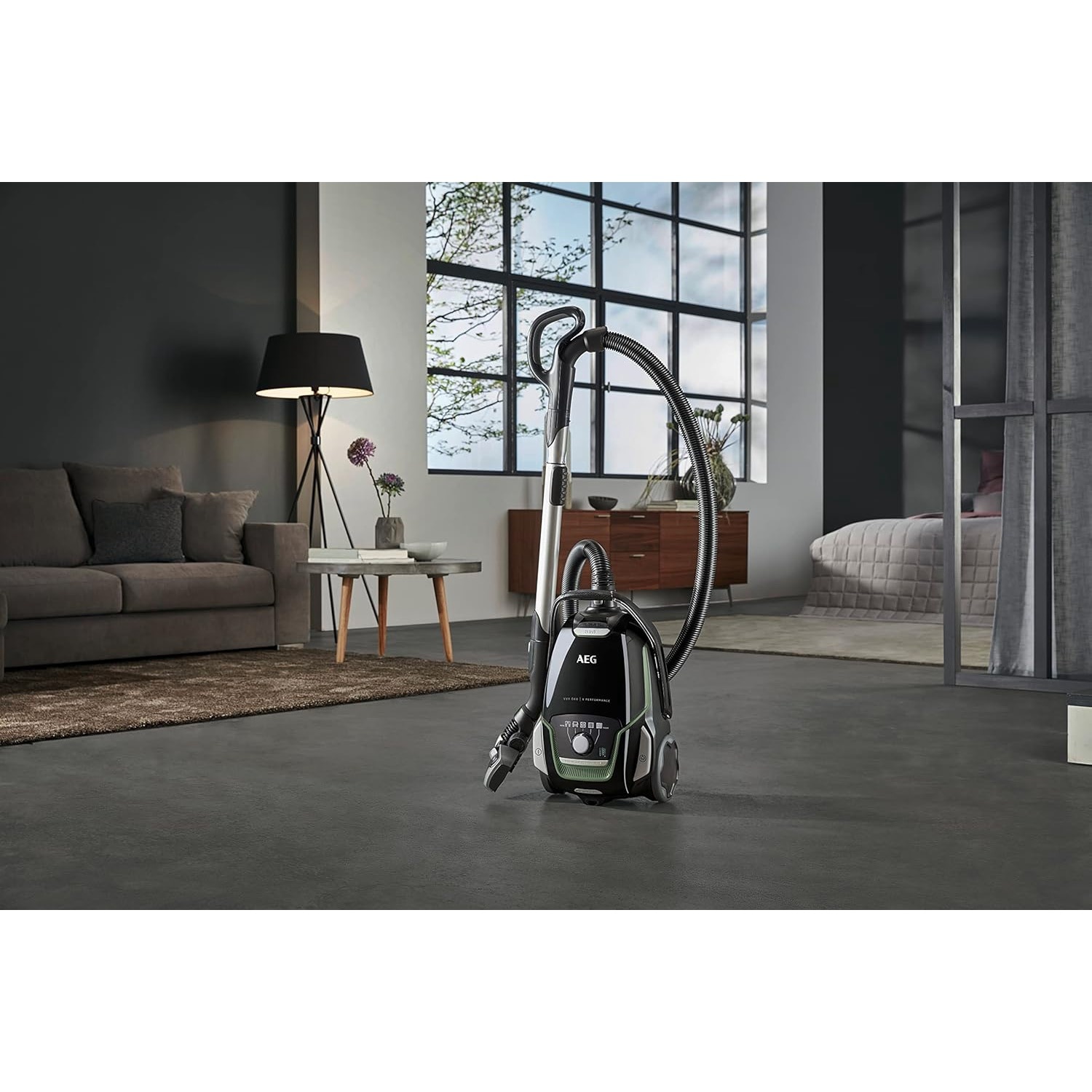 AEG Aspirator cu Sac, 850W, 65 dB(A), Volum Sac 5L, Filtru Lavabil, 12m Cablu, Accesorii Incluse, Negru/Verde
