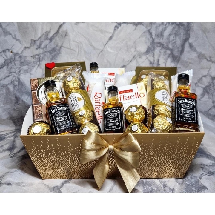 Cosulet Diversificat cu ciocolata alba si neagra cu alune si whisky, 15 produse