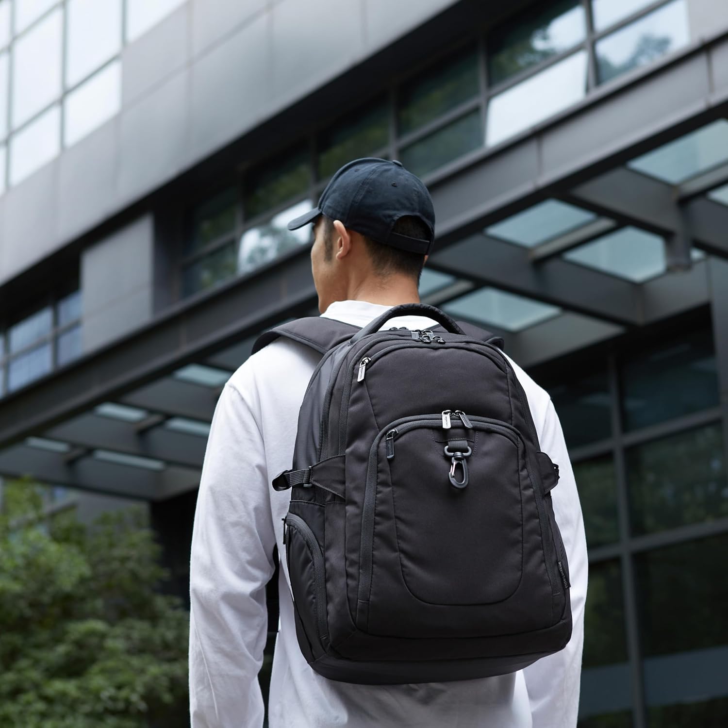 Rucsac pentru Laptop Amazon Basics, pentru laptopuri pana la 17 inch, poliester, rezistent la apa, Negru
