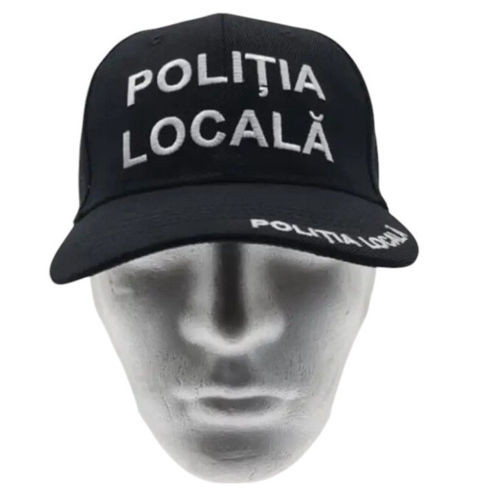Le a kalappal a helyi rendőrség előtt.