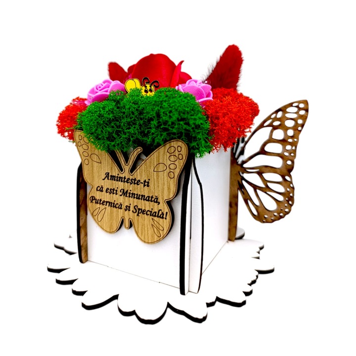 Cutie decorativa, cadou personalizat cu licheni stabilizati si trandafiri, fluture cu mesaj standard pentru 8Martie/Ziua Femeii, model 2, 7x7cm, alba