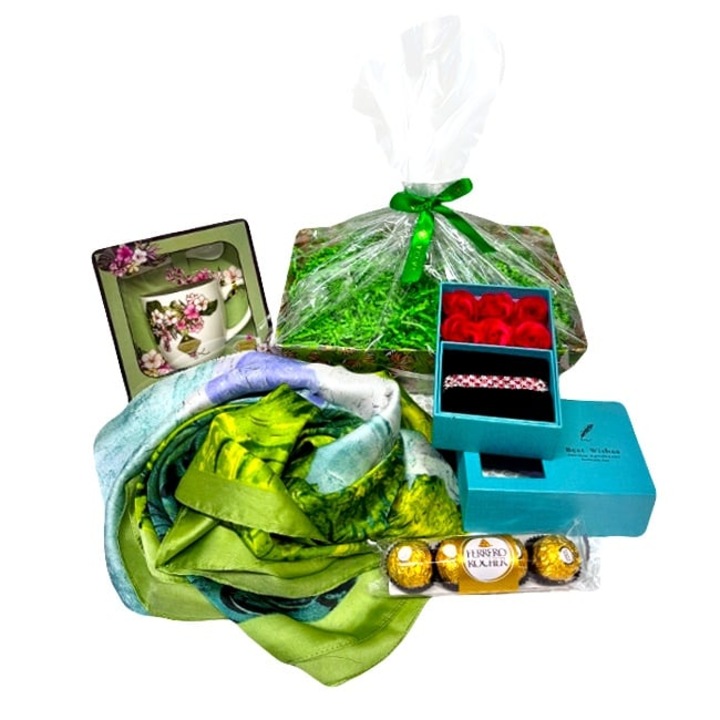 Boo Basket, cu set cana din ceramica si lingurita, esarfa dama, praline Ferrero Rocher 50gr, cutie turcoaz cu trandafiri din sapun si bratara, in cosulet cu imprimeu, Verde, Velve