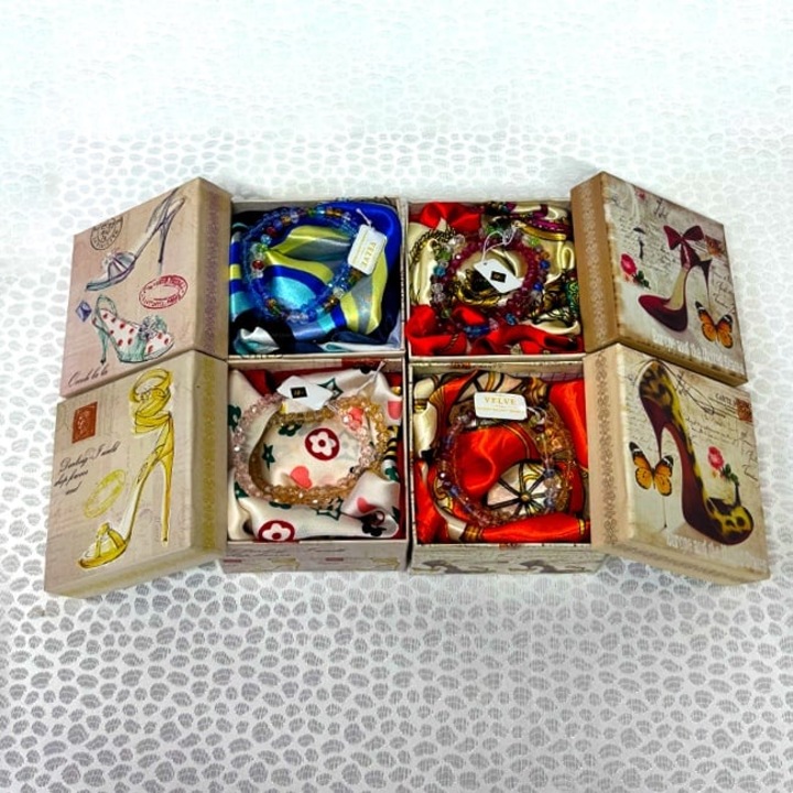 Set 4 Pachete Stylish pentru femei, cu esarfa eleganta si doua bratari, in cutie cadou, Velve