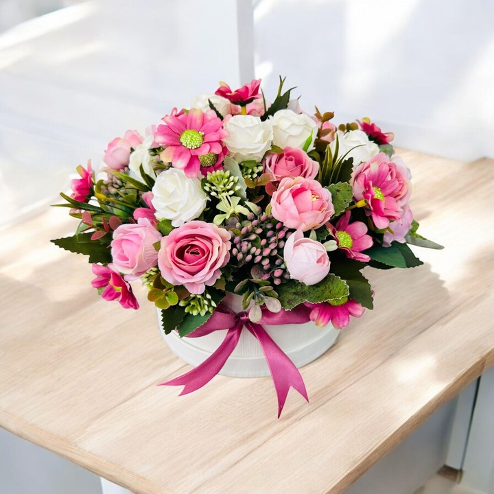 Aranjament floral colorat, rotund, Dady, 25x18 cm, in cutie alba din carton, din flori artificiale, cu trandafiri albi, trandafiri roz, ranunculus roz si margarete roz