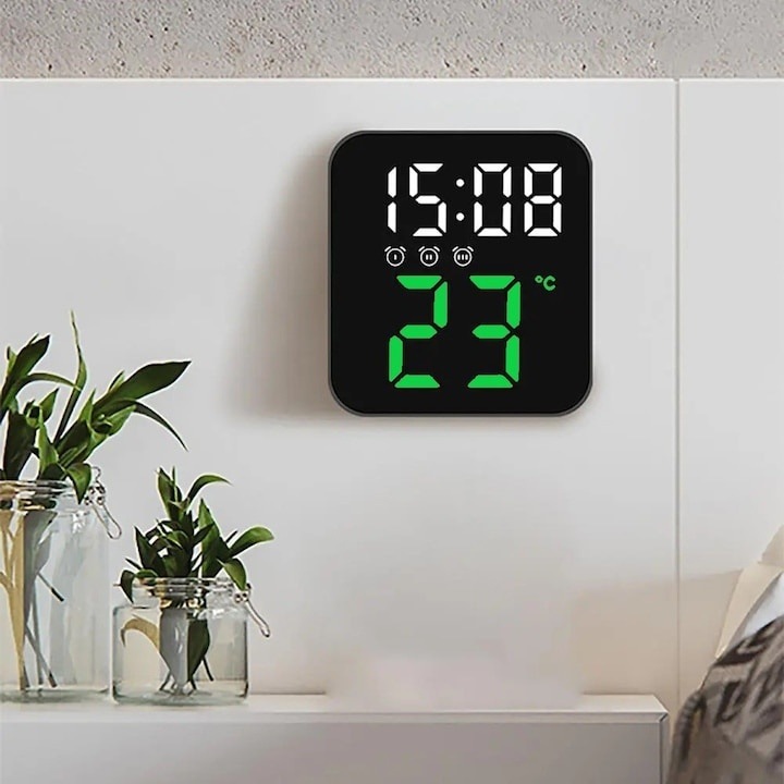 Ceas de masa, cu lumina led verde, incarcare USB, alarme, calendar, temperatura, functie snooze, mod de noapte, dimensiuni 11 X 10 X 4 cm, negru/verde