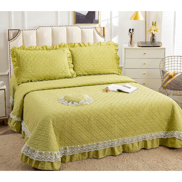 Set Cuvertura Matlasata CHIRASO, FINET, cu dantela fina si volanase, pentru pat dublu, 3 piese: Cuvertura 230 x 250 cm si 2 fete de perna 50 x 76 cm, UNI, verde ou de rata