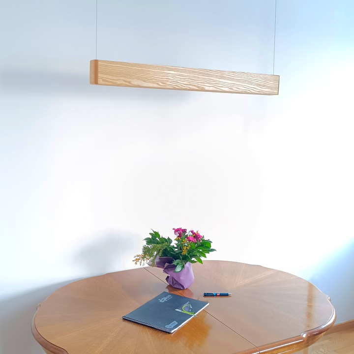 Lampa suspendata cu LED pentru spatii interioare. Culoarea bej. Difuzor mat (opal) Putere consumata 80 W. Flux luminos 11200 lumeni. Temperatura de culoare 4000K. Grad de protectie IP 40 Dimensiune 1030x80x90 mm. Greutate 4, 5 kg