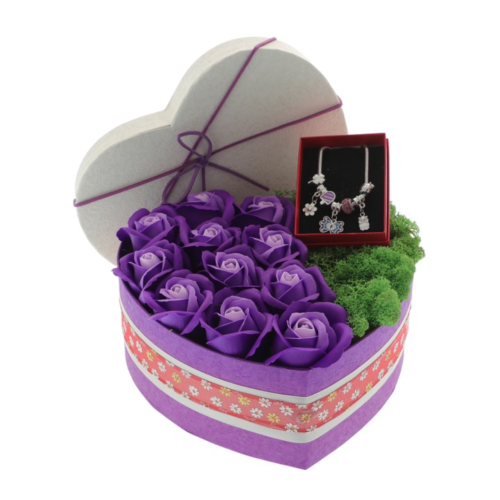 Aranjament floral mov cu trandafiri sapun si bratara charms 11 trandafiri