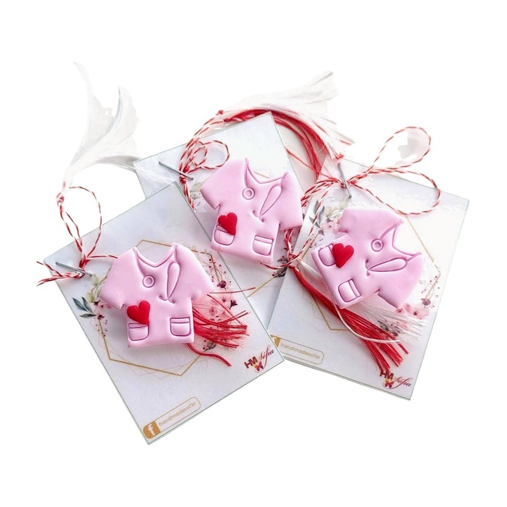 Set 3 Martisoare pentru Asistente, Medic, Doctor, Tip Brosa, uniforma medic cu inimioara, handmade, din Fimo (lut polimeric), roz