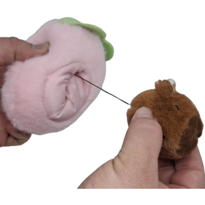 Jucarie de plus, Capibara fruct capsuna, tip breloc VICTINY®, maro/roz12 cm