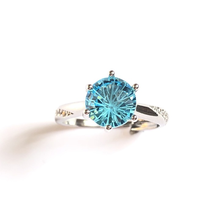 Inel de topaz simulat albastru cer, Placat cu aur alb, Diametru topaz 8 mm, Dimensiunea inelului reglabil