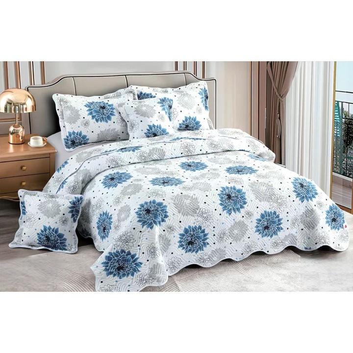 Set Cuvertura Matlasata CHIRASO, din Bumbac Finet, pentru pat dublu, 5 piese: Cuvertura 230 x 250 cm, 2 fete de perna 60 x 80 cm si 2 fete de perna 55 x 55 cm, cu imprimeu flori, alb-albastru deschis-gri deschis