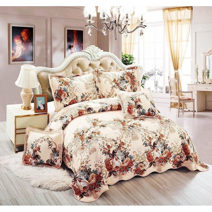 Set Cuvertura Matlasata CHIRASO, din Bumbac Finet, pentru pat dublu, 5 piese: Cuvertura 230 x 250 cm, 2 fete de perna 60 x 80 cm, 2 fete de perna 55 x 55 cm, cu imprimeu flori, crem-maro