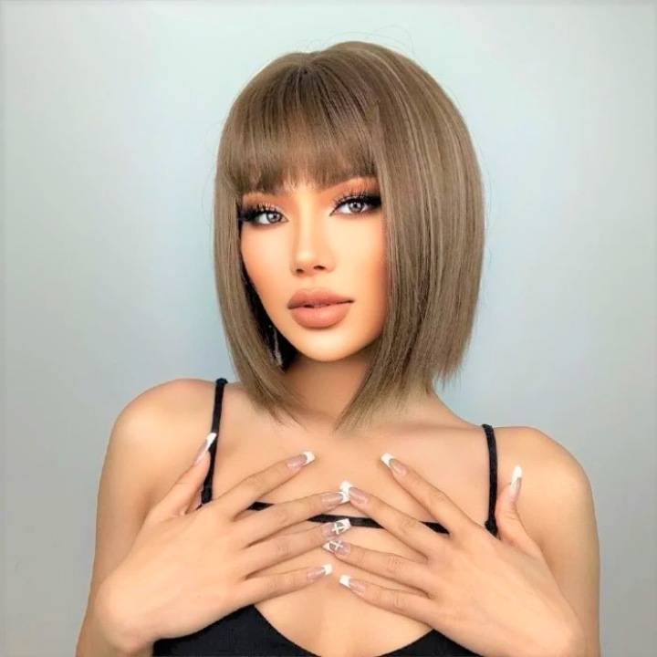 Peruca bob Blond Nisipiu, Animis Beauty ®, fibra sintetica cu aspect natural, par mediu drept, cu breton, 30 cm