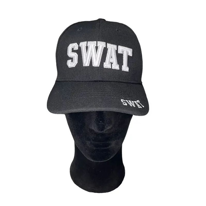 Fekete teljes sapkával swat fehér írás